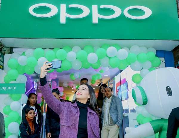 OPPO A7 Available in Market