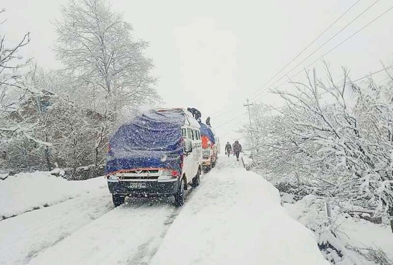Heavy Snowfall Disrupts Vehicular Movement along Several Highways   