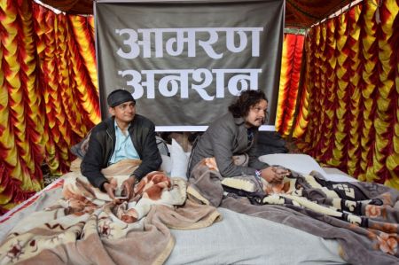 Share Investors Begin Fast-Unto-Death