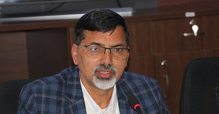 Finance Minister Discusses Problems Faced by Banks   