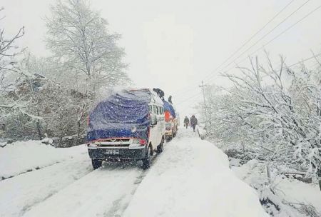 Heavy Snowfall Disrupts Vehicular Movement along Several Highways   