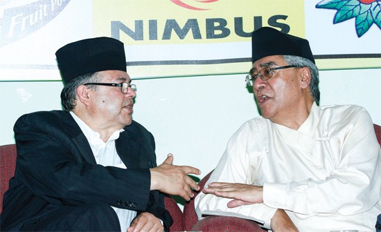 Former Prime Ministers Sher Bahadur Deuba (right) and Jhalnath Khanal exchanging their views